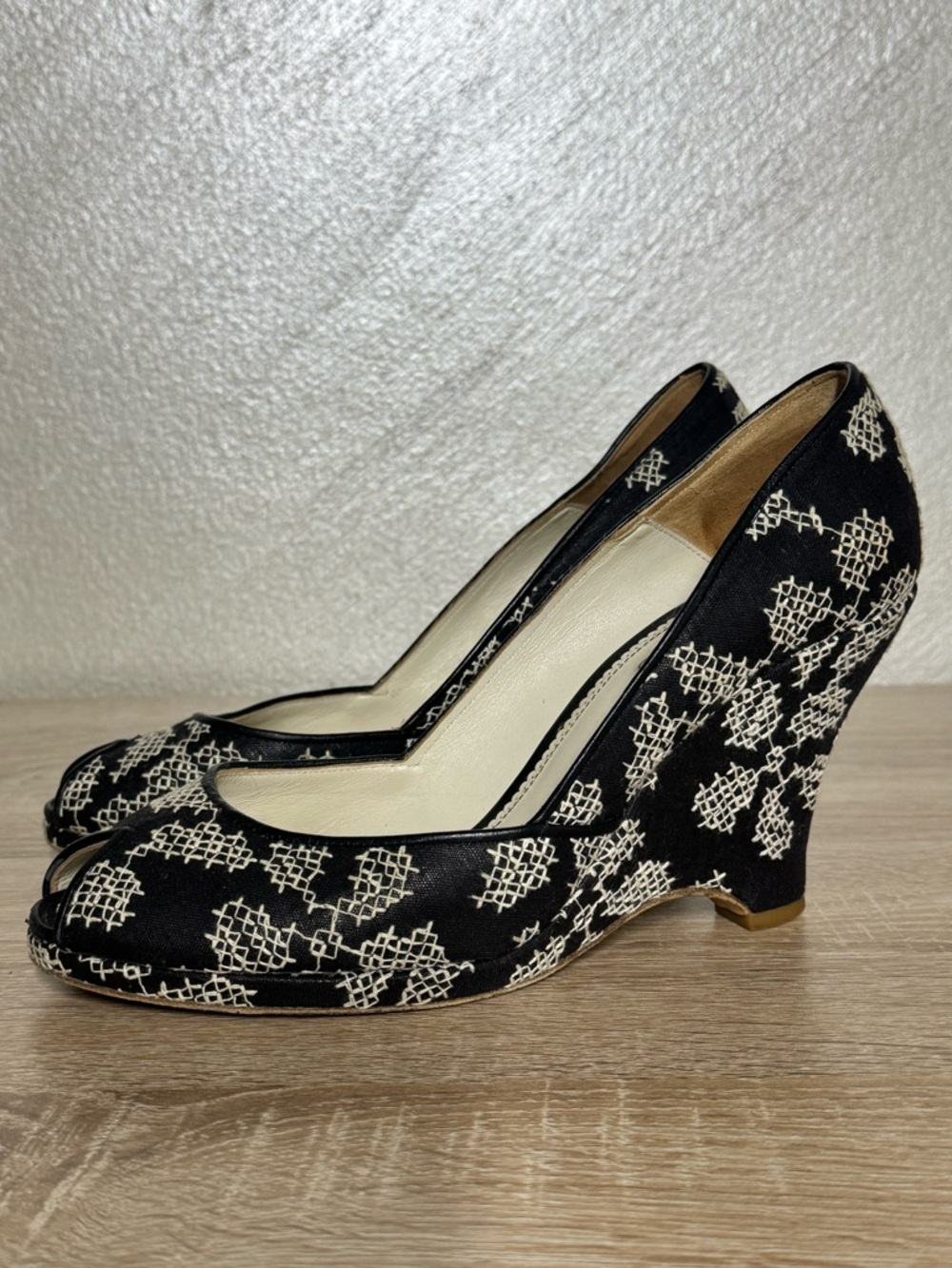 Maloles Size 40 US 9.5 Black TextiWhite Embroidered Curved Wedge Peep Toe Heels